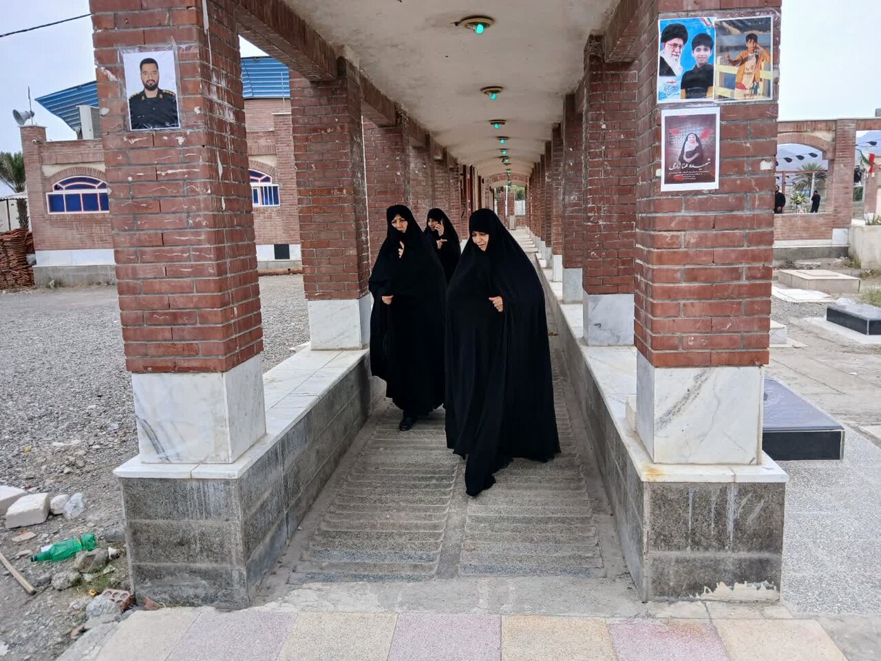 حضور مدیر و همکاران حوزه علمیه خواهران هرمزگان در گلزار شهدا رودان و تجدیدمیثاق با آرمانهای مقاومت