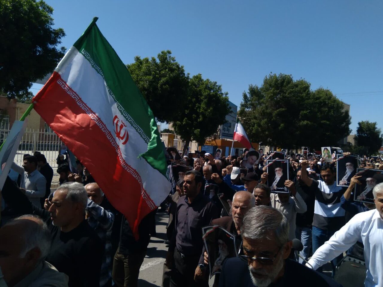 تصاویر/ راهپیمایی نمازگزاران بوشهر جهت بیعت با امام خامنه ای