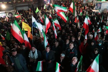 فیلم| حضور با شکوه بوشهری ها در شب وداع با شهید جنگ رمضان
