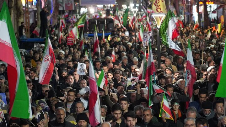 تصاویر/ تجمع شبانه خیابانی مردم دارالمومنین خوی در تاریخ هفتم فروردین