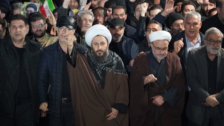 تصاویر/ تجمع شبانه خیابانی مردم دارالمومنین خوی در تاریخ هفتم فروردین