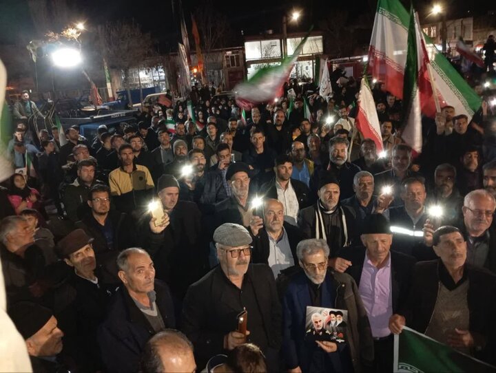 تصاویر/ تجمع با شکوه در خونخواهی رهبر شهید وبیعت با رهبر معظم انقلاب شهر دیزج دیز شهرستان خوی در حمایت از نظام اسلامی
