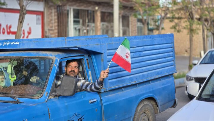 تصاویر/رژه بزرگ خودرویی هیات‌رزمندگان اسلام حسین آباد‌کویر، به پاسداشت شهدای‌ وطن