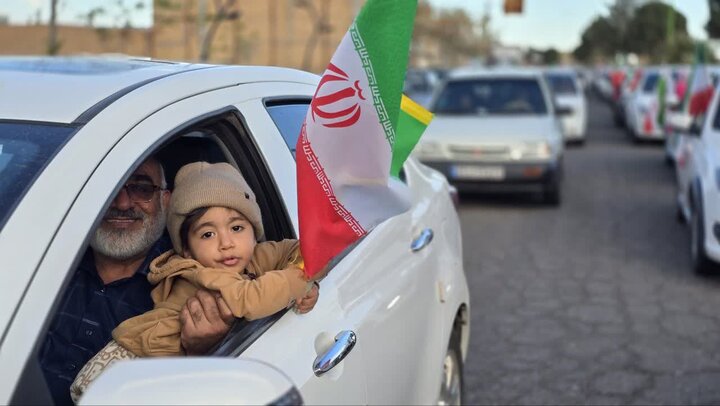 تصاویر/رژه بزرگ خودرویی هیات‌رزمندگان اسلام حسین آباد‌کویر، به پاسداشت شهدای‌ وطن