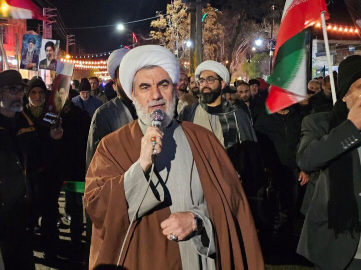 تصاویر / حضور مردم شهرستان بویین زهرا در بیعت با رهبر انقلاب اسلامی ونیروهای مسلح