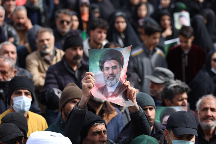 تصاویر / اقامه نماز میت بر پیکر شهید مهدی مرادی در همدان
