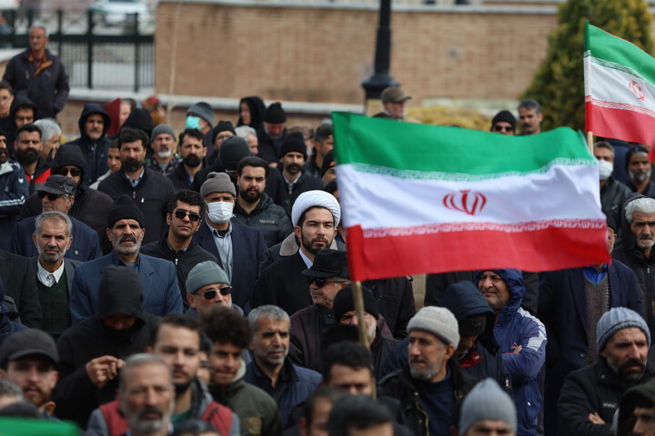 تصاویر / اقامه نماز میت بر پیکر شهید مهدی مرادی در همدان