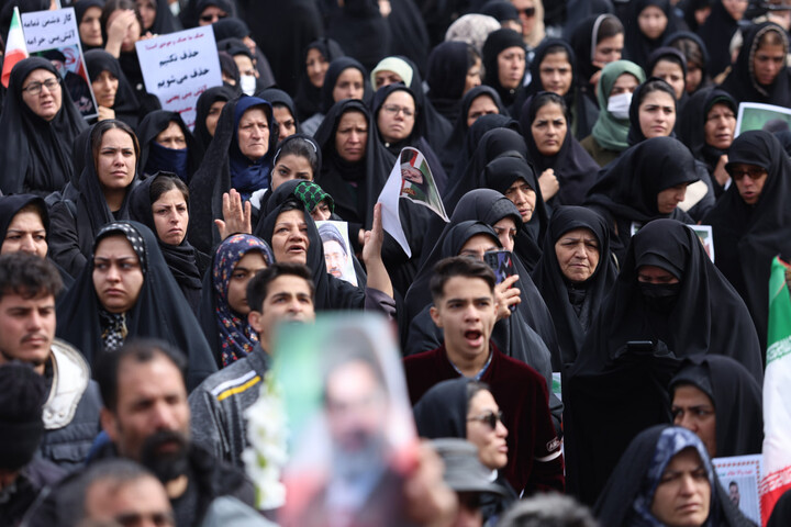 تصاویر / اقامه نماز میت بر پیکر شهید مهدی مرادی در همدان