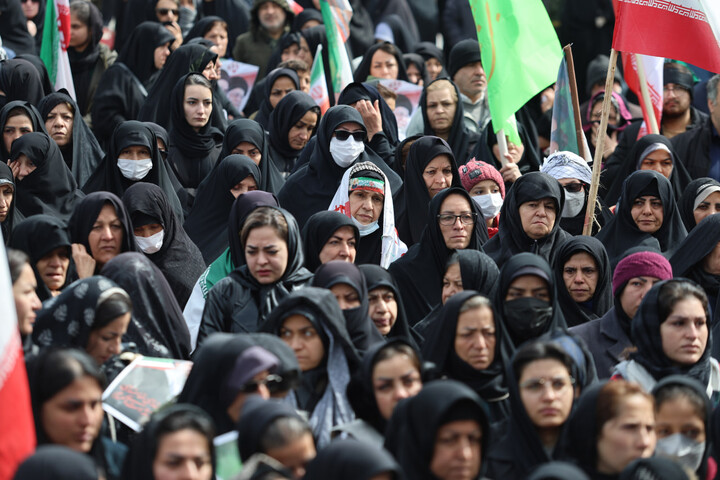 تصاویر / اقامه نماز میت بر پیکر شهید مهدی مرادی در همدان