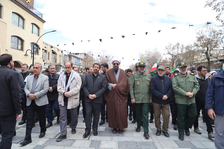 تصاویر / اقامه نماز میت بر پیکر شهید مهدی مرادی در همدان