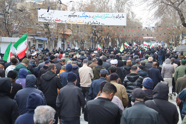 تصاویر / اقامه نماز میت بر پیکر شهید مهدی مرادی در همدان