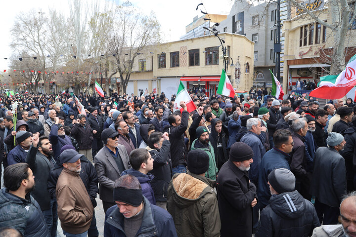 تصاویر / اقامه نماز میت بر پیکر شهید مهدی مرادی در همدان