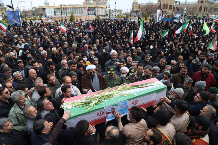 تصاویر / اقامه نماز میت بر پیکر شهید مهدی مرادی در همدان