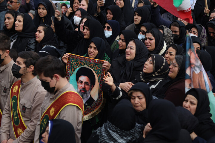 تصاویر / اقامه نماز میت بر پیکر شهید مهدی مرادی در همدان