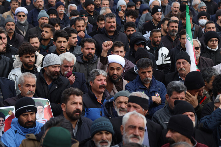 تصاویر / اقامه نماز میت بر پیکر شهید مهدی مرادی در همدان