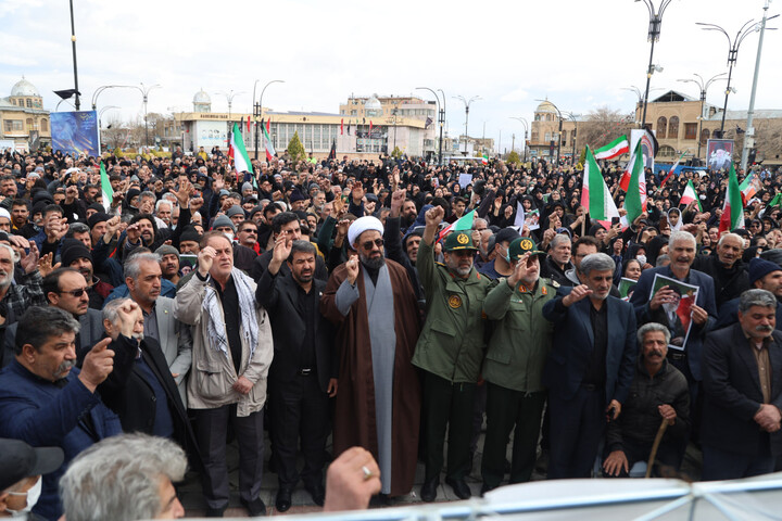 تصاویر / اقامه نماز میت بر پیکر شهید مهدی مرادی در همدان