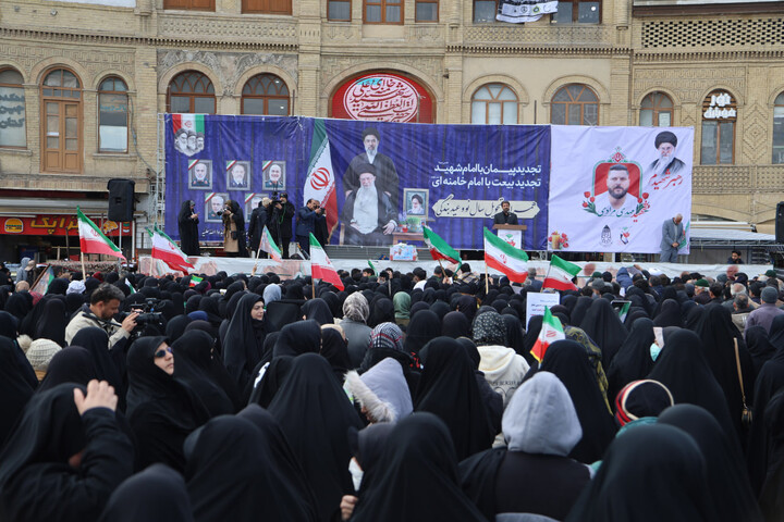 تصاویر / اقامه نماز میت بر پیکر شهید مهدی مرادی در همدان
