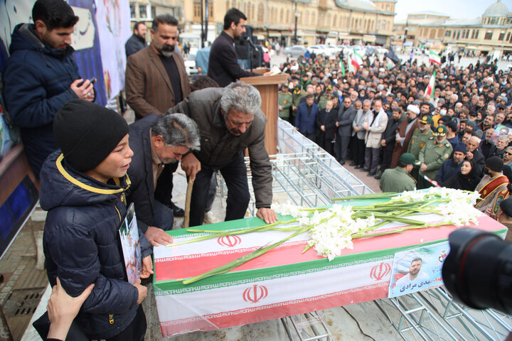 تصاویر / اقامه نماز میت بر پیکر شهید مهدی مرادی در همدان