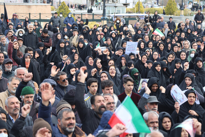 تصاویر / اقامه نماز میت بر پیکر شهید مهدی مرادی در همدان