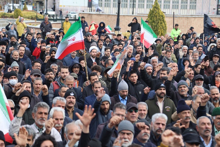 تصاویر / اقامه نماز میت بر پیکر شهید مهدی مرادی در همدان
