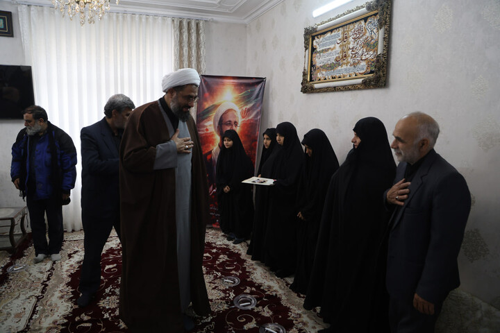 تصاویر / حضور امام جمعه همدان در منزل حجت الاسلام شهید مهران خاکسار