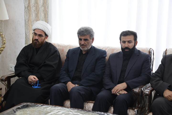 تصاویر / حضور امام جمعه همدان در منزل حجت الاسلام شهید مهران خاکسار