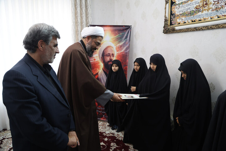تصاویر / حضور امام جمعه همدان در منزل حجت الاسلام شهید مهران خاکسار