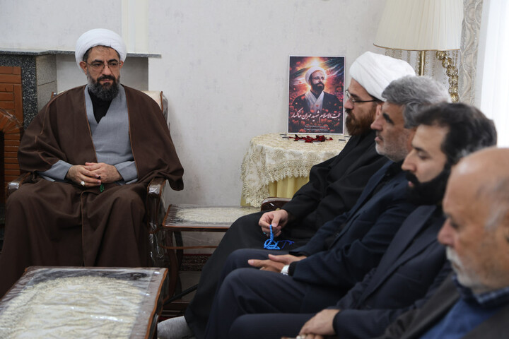 تصاویر / حضور امام جمعه همدان در منزل حجت الاسلام شهید مهران خاکسار