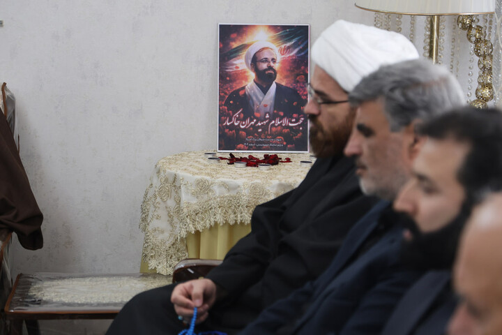 تصاویر / حضور امام جمعه همدان در منزل حجت الاسلام شهید مهران خاکسار