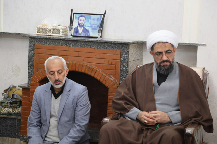 تصاویر / حضور امام جمعه همدان در منزل حجت الاسلام شهید مهران خاکسار