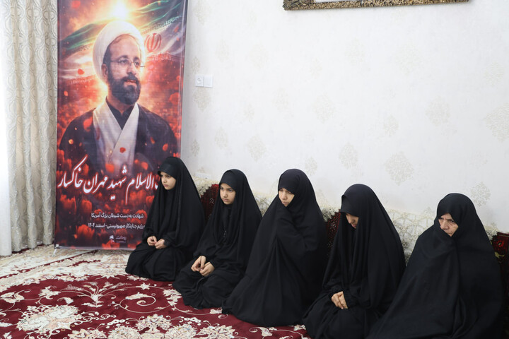 تصاویر / حضور امام جمعه همدان در منزل حجت الاسلام شهید مهران خاکسار