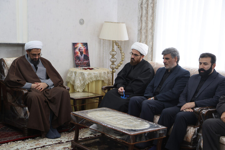 تصاویر / حضور امام جمعه همدان در منزل حجت الاسلام شهید مهران خاکسار