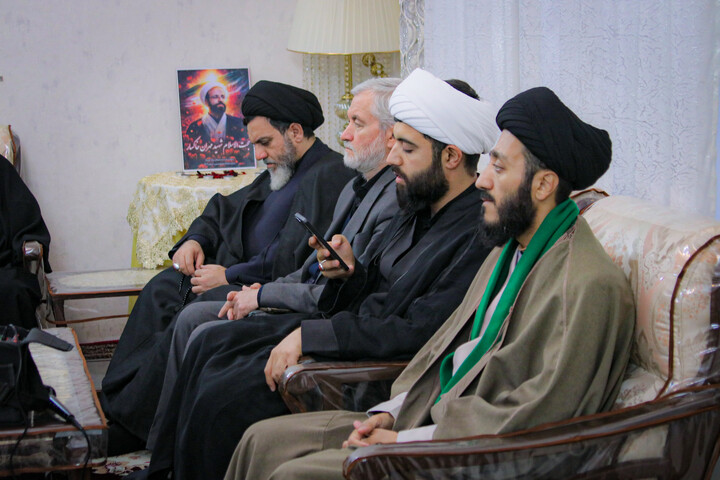 تصاویر/ تجلیل طلاب همدانی از ایثار خانواده شهدا