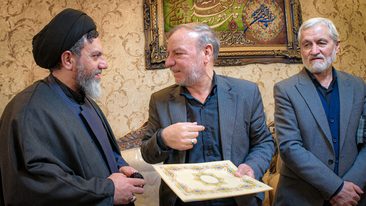 تصاویر/ تجلیل طلاب همدانی از ایثار خانواده شهدا