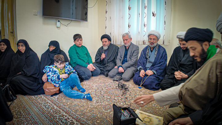 تصاویر/ تجلیل طلاب همدانی از ایثار خانواده شهدا