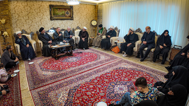 تصاویر/ تجلیل طلاب همدانی از ایثار خانواده شهدا