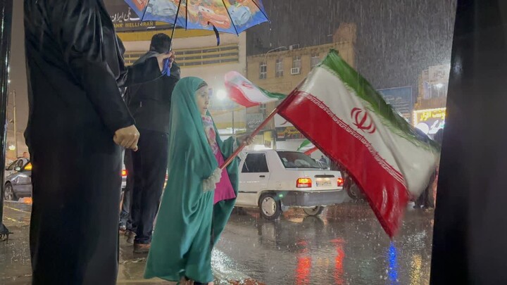 تصاویر/حضور حماسه ای مردم شوشتر در زیر باران