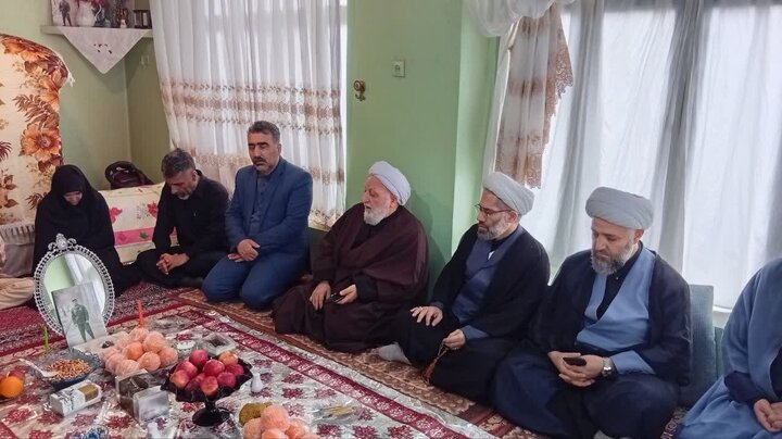 تصاویر/ دیدار کادر و اساتید مدرسه علمیه ولیعصر آستارا با خانواده شهدای اخیر