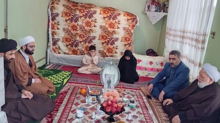 تصاویر/ دیدار کادر و اساتید مدرسه علمیه ولیعصر آستارا با خانواده شهدای اخیر