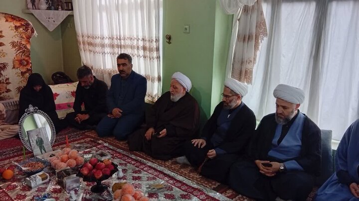 تصاویر/ دیدار کادر و اساتید مدرسه علمیه ولیعصر آستارا با خانواده شهدای اخیر