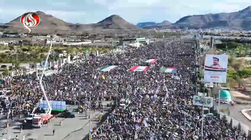 حشود يمنية مليونية في مئات الساحات تأييدًا لإيران ولبنان (فيديو)