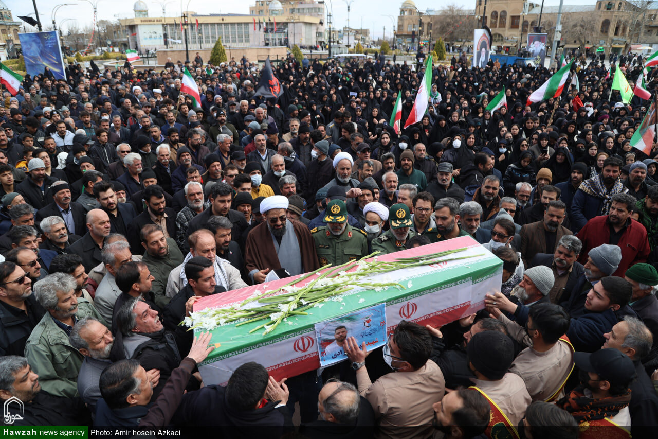 تصاویر / اقامه نماز بر پیکر شهید مهدی مرادی در همدان