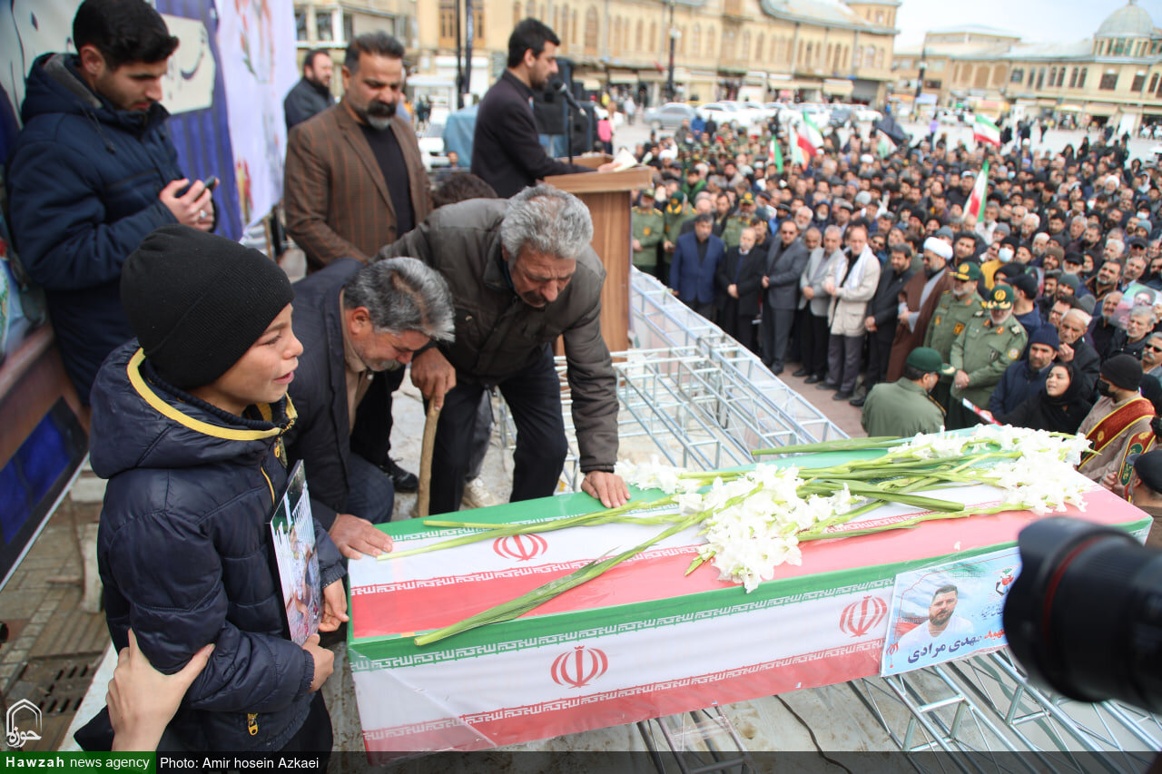وداع تلخ کودکان خردسال با پدر؛ پیکر شهید «مهدی مرادی» در همدان تشییع شد+عکس