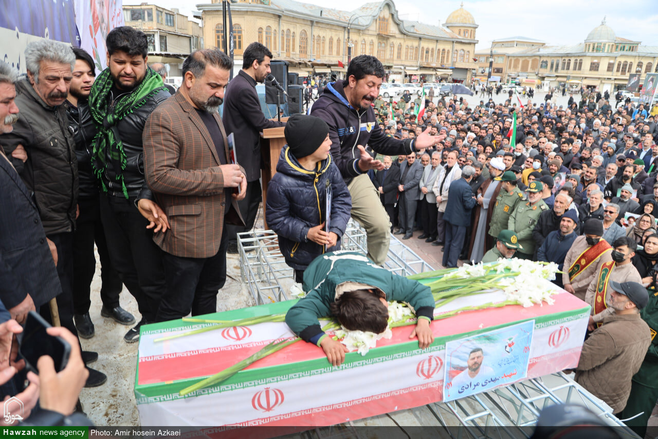 وداع تلخ کودکان خردسال با پدر؛ پیکر شهید «مهدی مرادی» در همدان تشییع شد+عکس