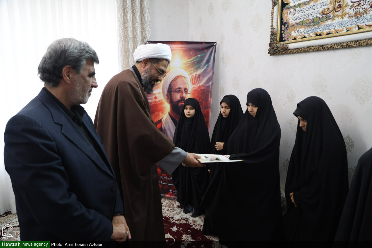 تصاویر / حضور امام جمعه همدان در منزل حجت الاسلام شهید مهران خاکسار