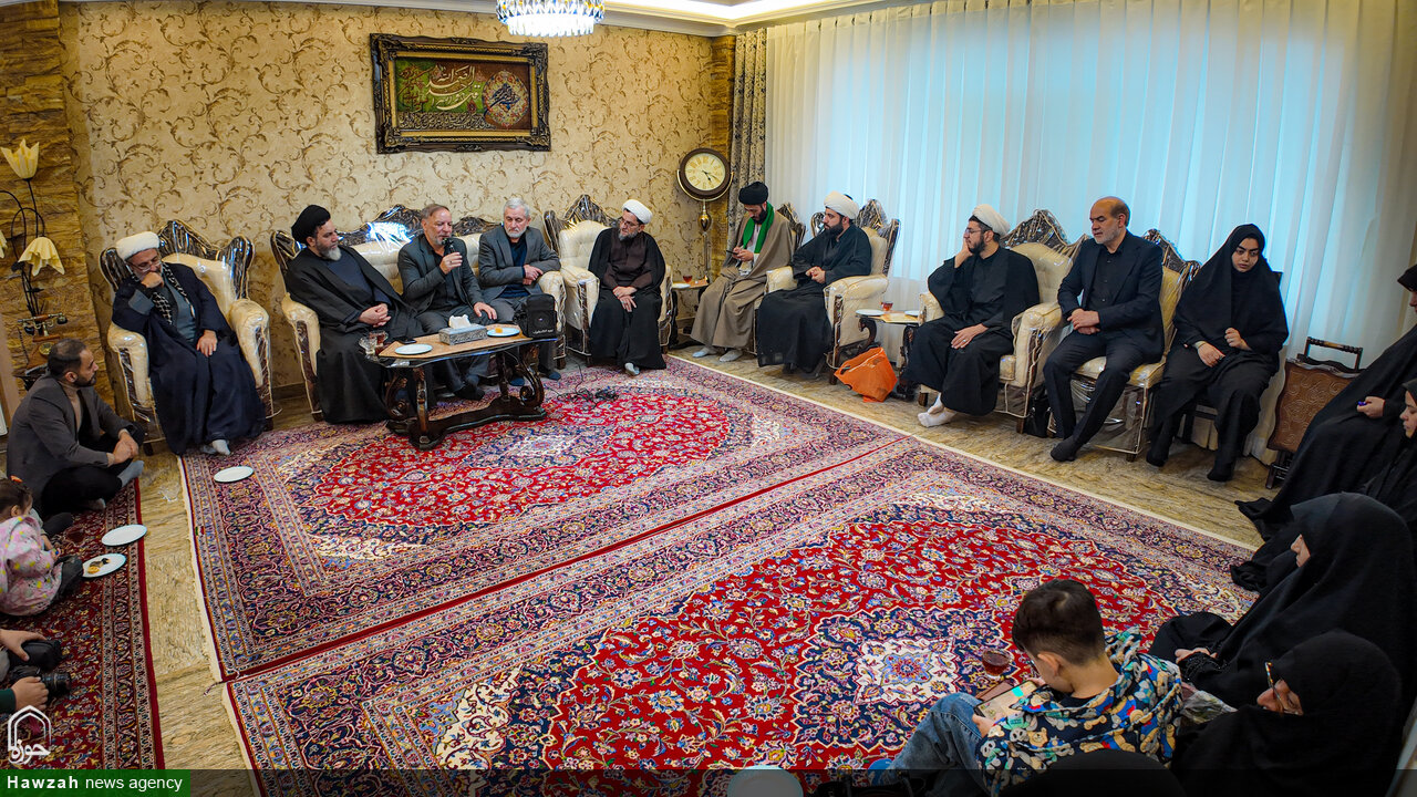 تصاویر/ تجلیل طلاب همدانی از ایثار خانواده شهدا