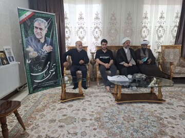 شهدا حاضر و ناظر هستند/ تأکید بر ادامه راه شهدا و پاسداشت آرمان‌های آنان