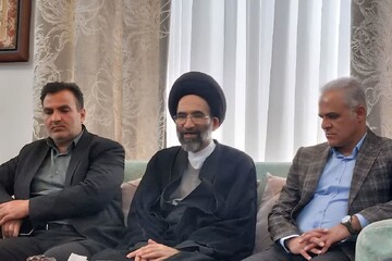 تجلیل نماینده ولی‌فقیه در کاشان از خانواده شهید مختارزاده+عکس
