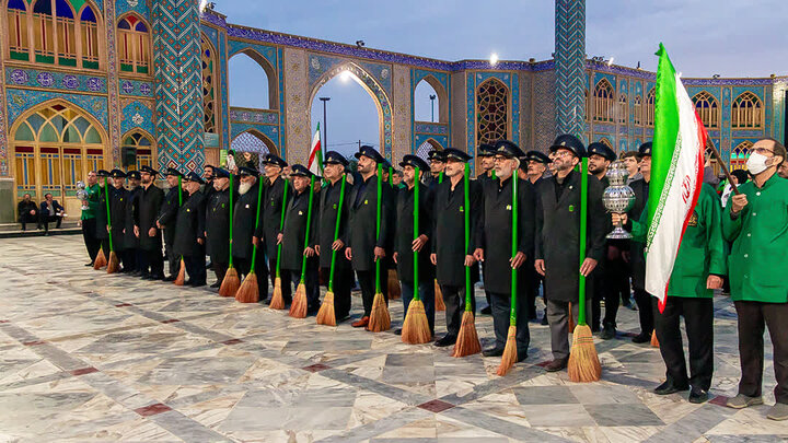 تصاویر/مراسم سنتی جارو کشی خدام افتخاری حرم مطهر حضرت محمد هلال