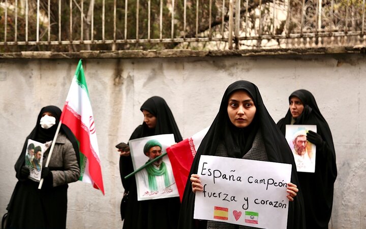 تصاویر/ تجمع دانشجویی و مردمی مقابل سفارت اسپانیا